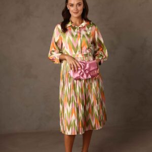 שמלת פליסה סאטן מידי מודפסת עם צווארון